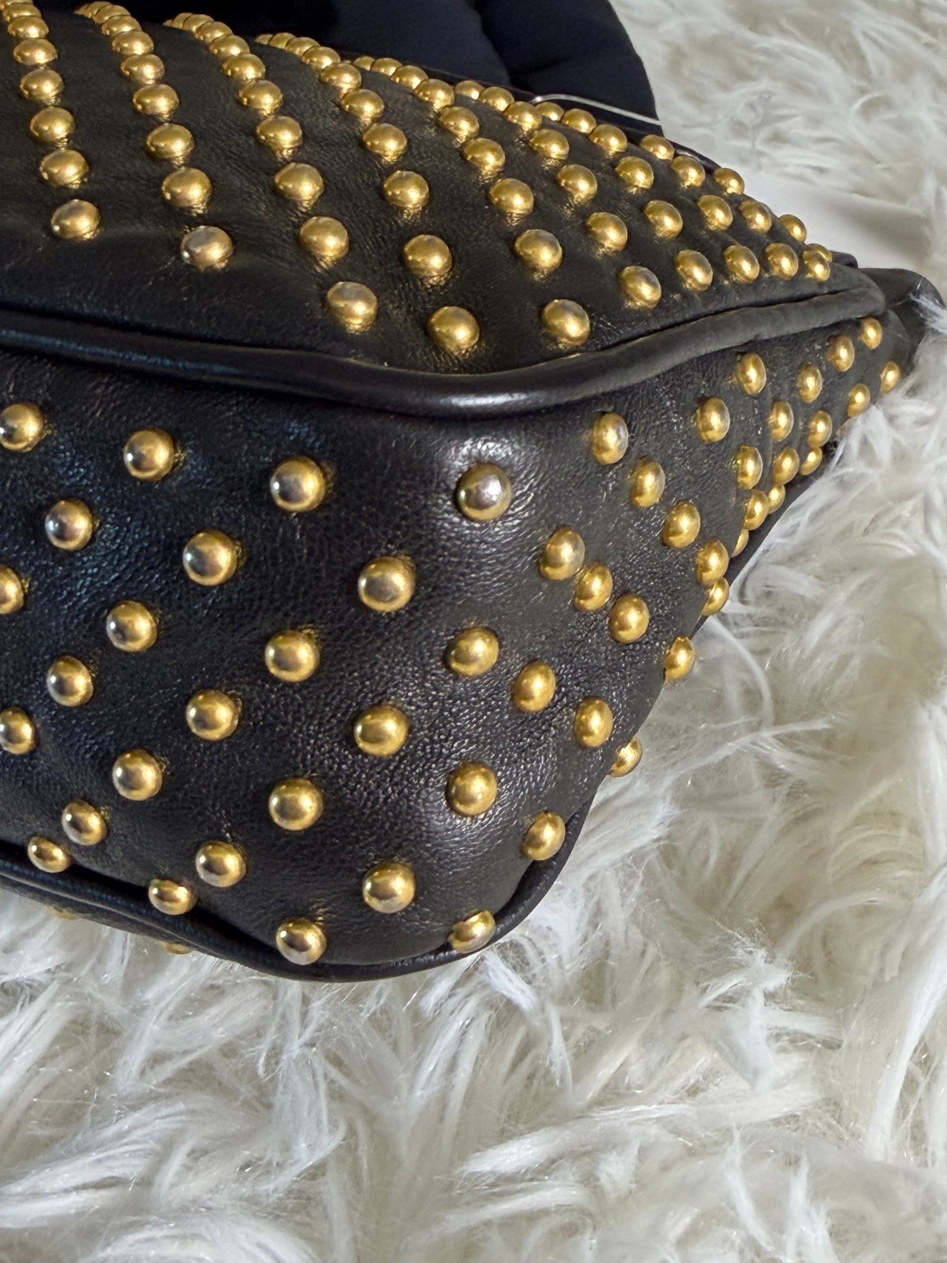 Pochette in Pelle Nera di Miu Miu con Borchie Dorate