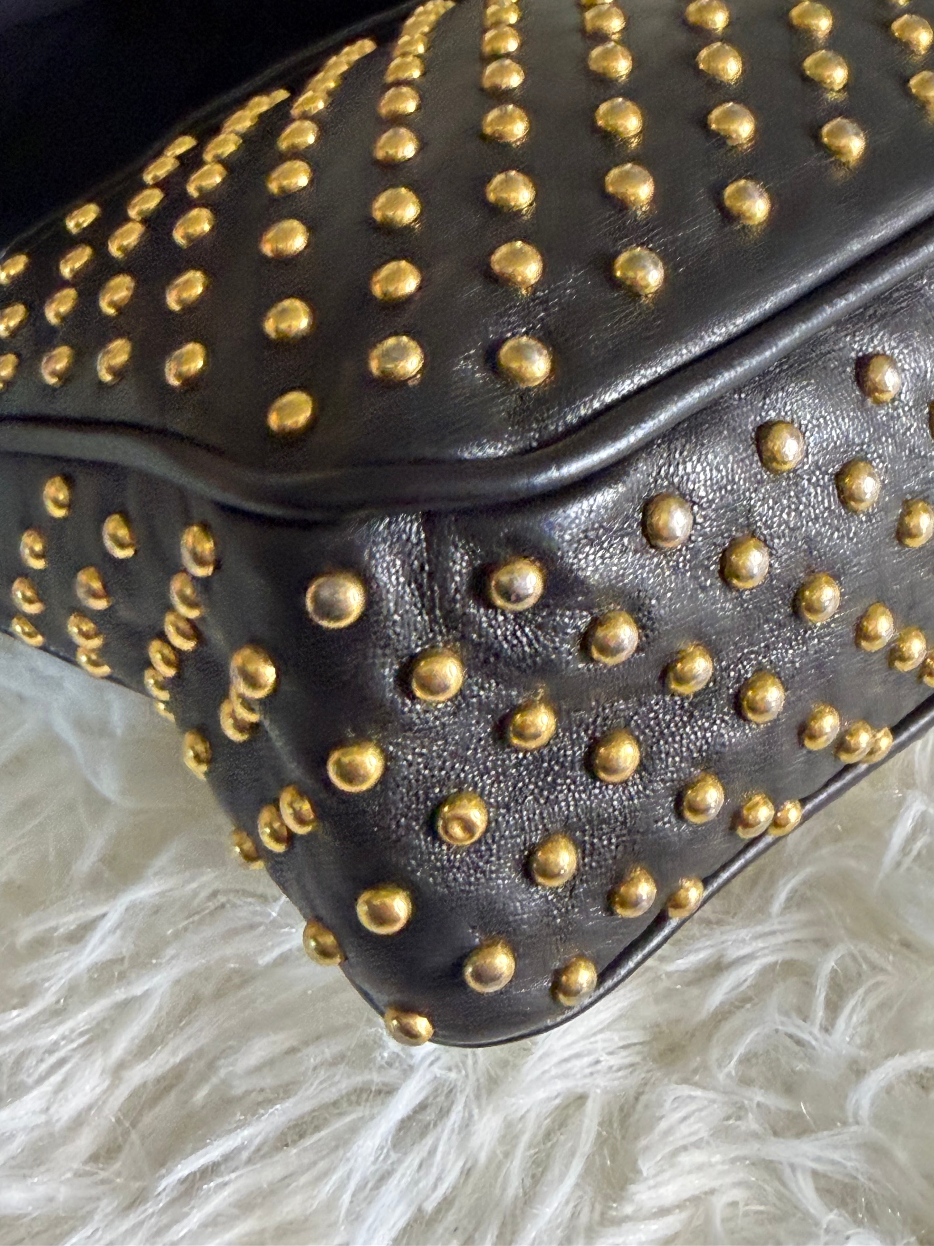 Pochette in Pelle Nera di Miu Miu con Borchie Dorate