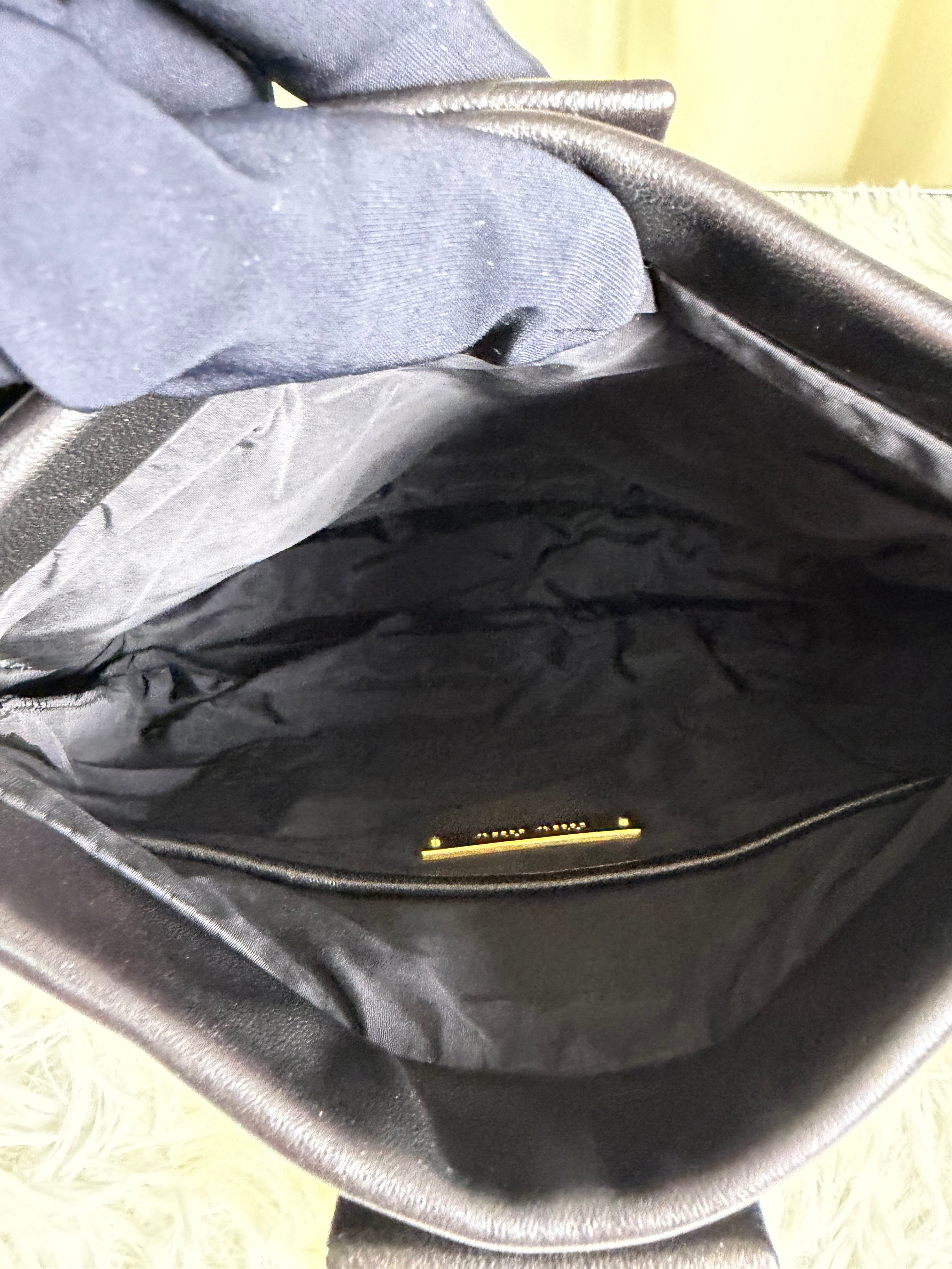 Pochette in Pelle Nera di Miu Miu con Borchie Dorate