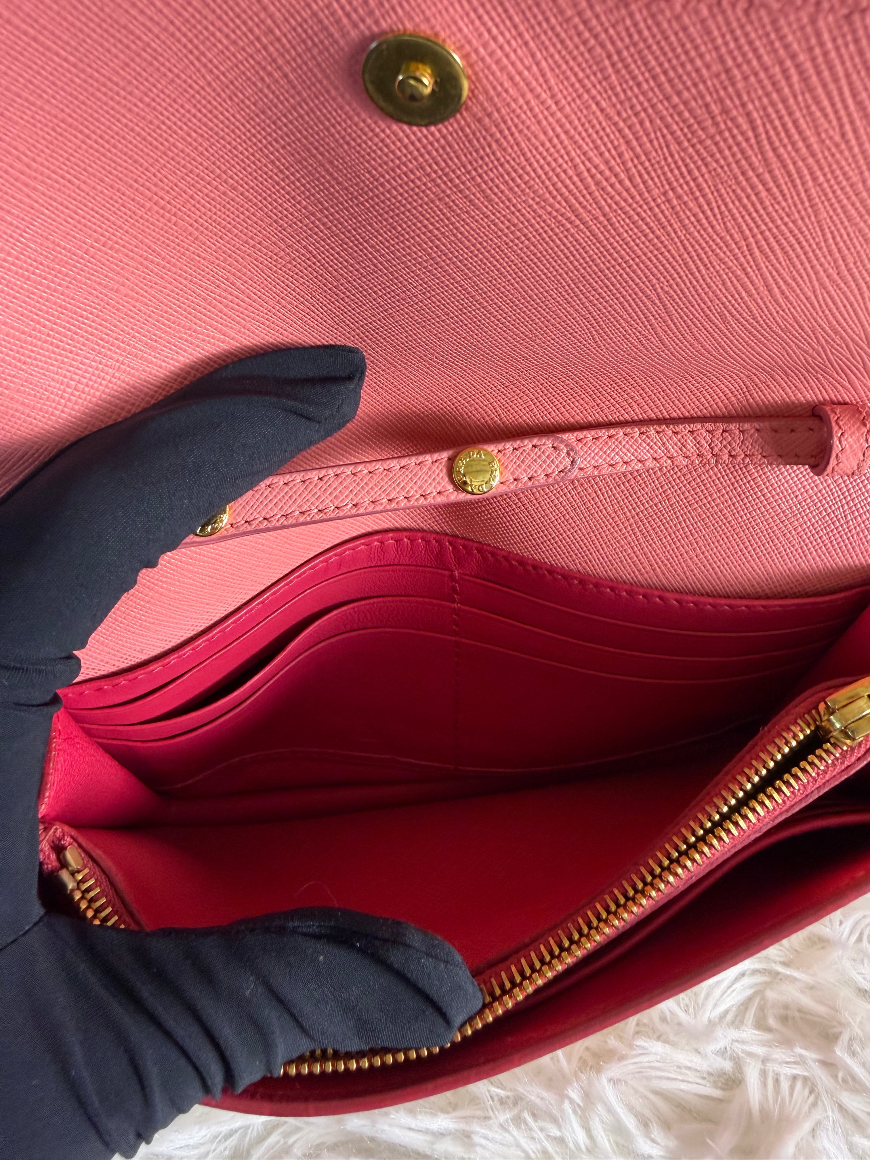 Wallet on Chain Prada in Pelle Saffiano