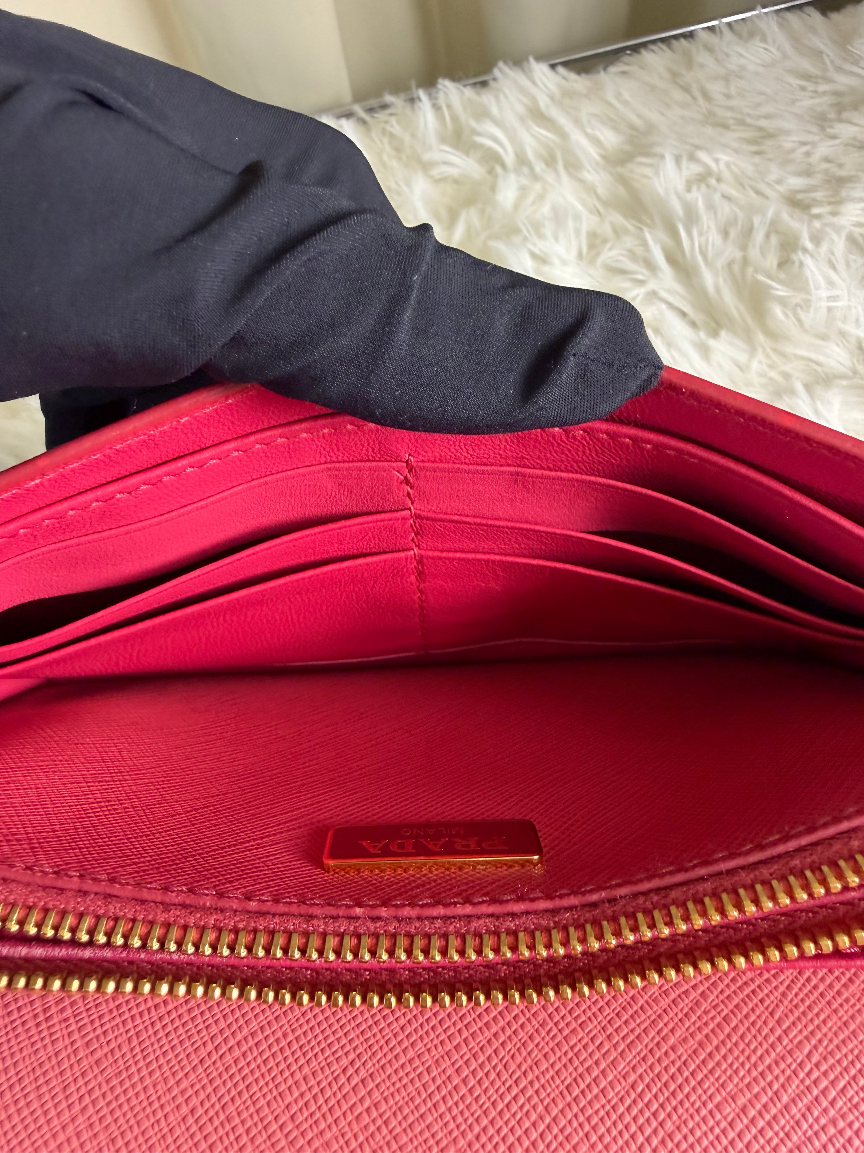 Wallet on Chain Prada in Pelle Saffiano