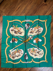 Foulard Carré 90 in Seta Verde di Hermès Intitolato "Le Laisser Courre"