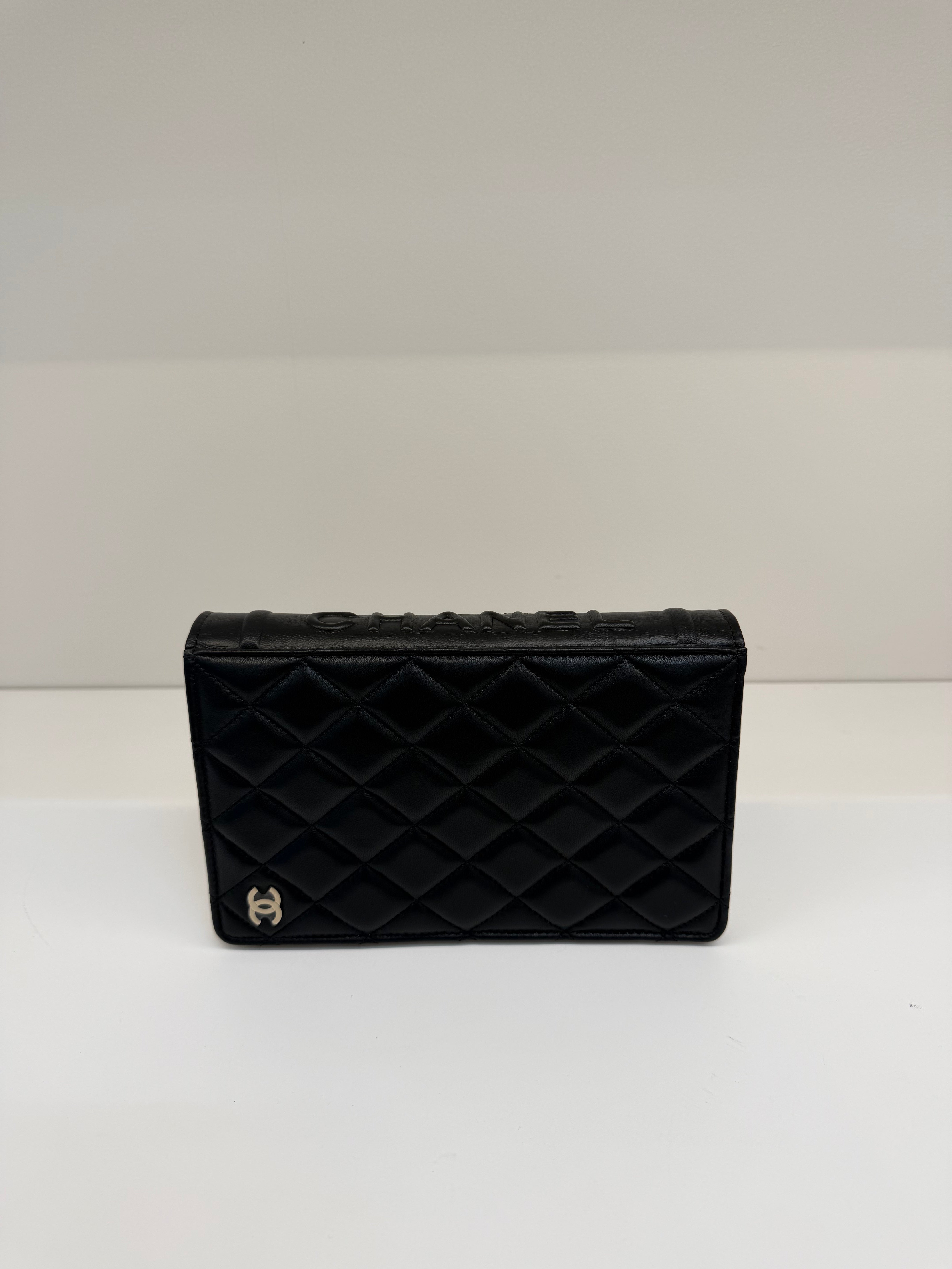 Wallet on Chain Chanel a Forma di Libro