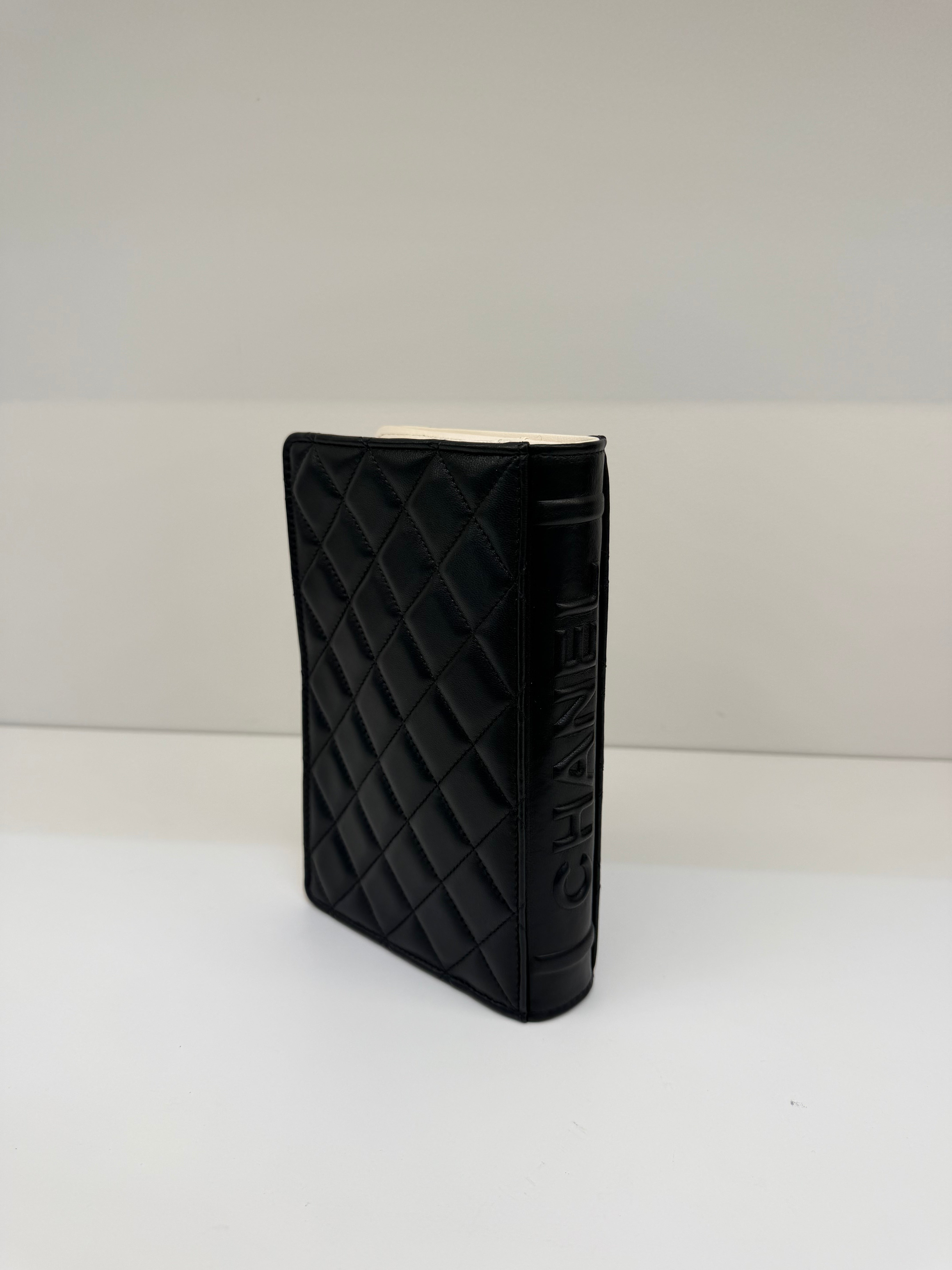 Wallet on Chain Chanel a Forma di Libro