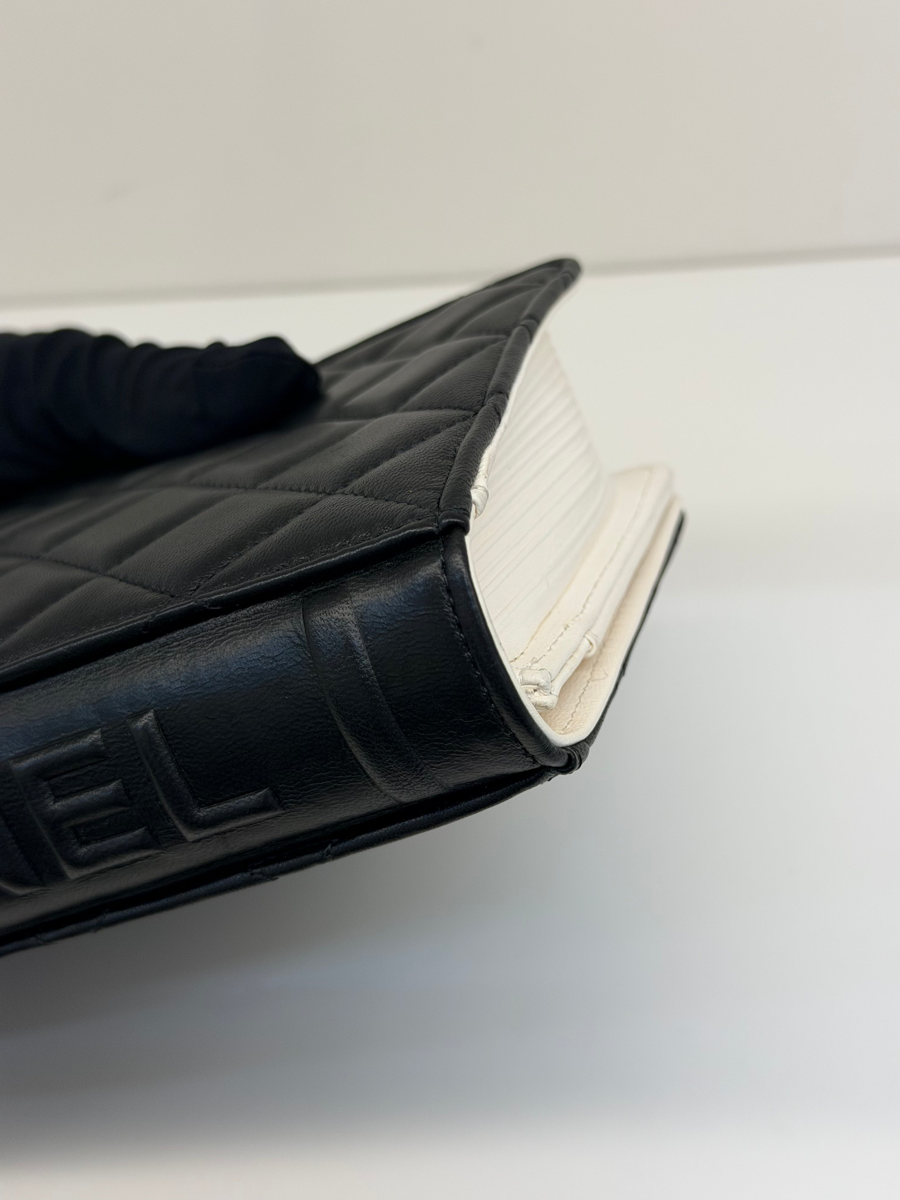 Wallet on Chain Chanel a Forma di Libro