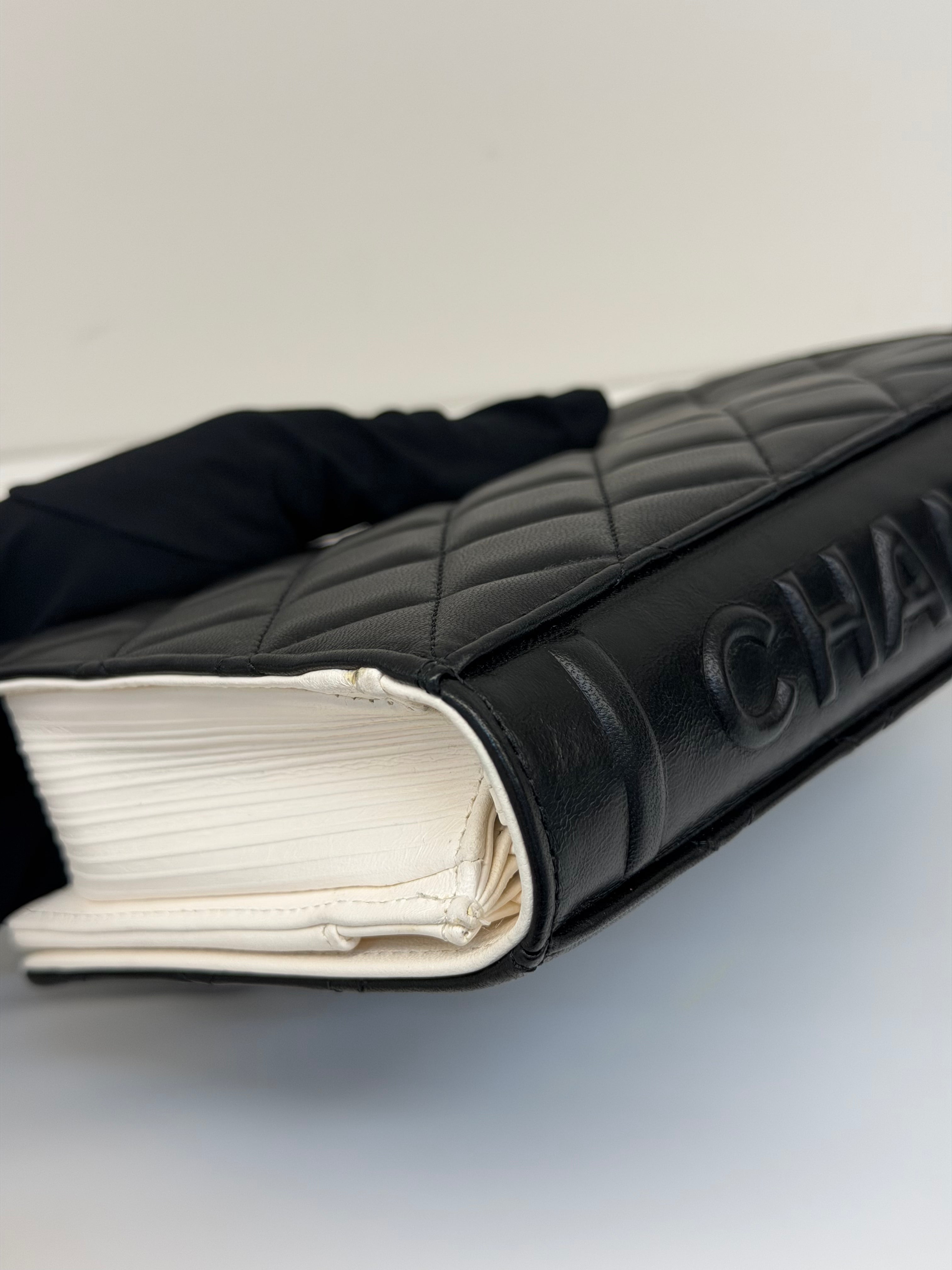 Wallet on Chain Chanel a Forma di Libro
