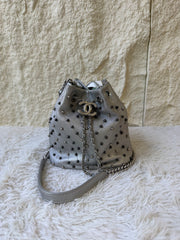 Borsa a Secchiello Chanel Metallic Lambskin Studded Chevron Quilted Small Stud Wars in Argento