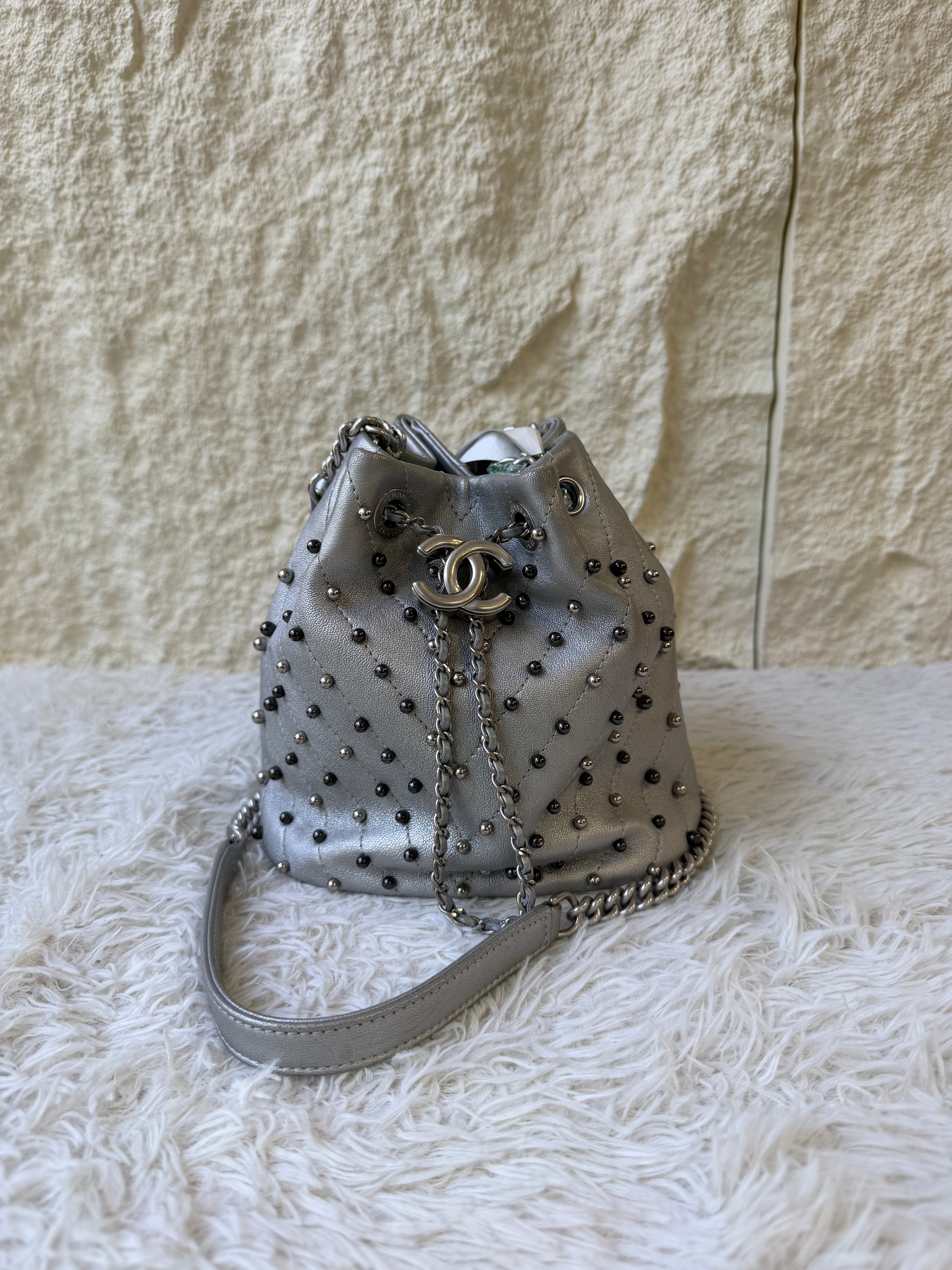 Borsa a Secchiello Chanel Metallic Lambskin Studded Chevron Quilted Small Stud Wars in Argento