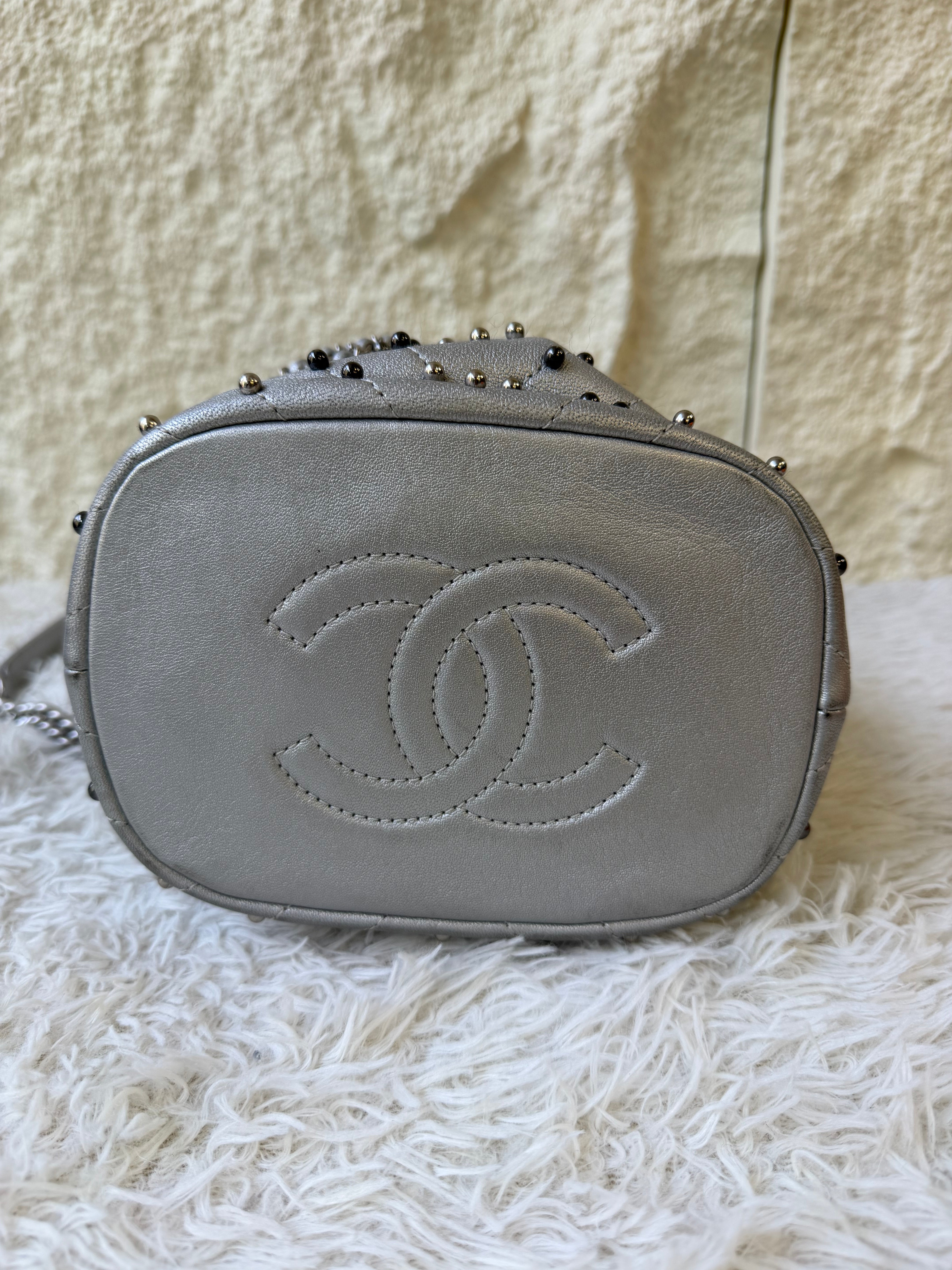 Borsa a Secchiello Chanel Metallic Lambskin Studded Chevron Quilted Small Stud Wars in Argento