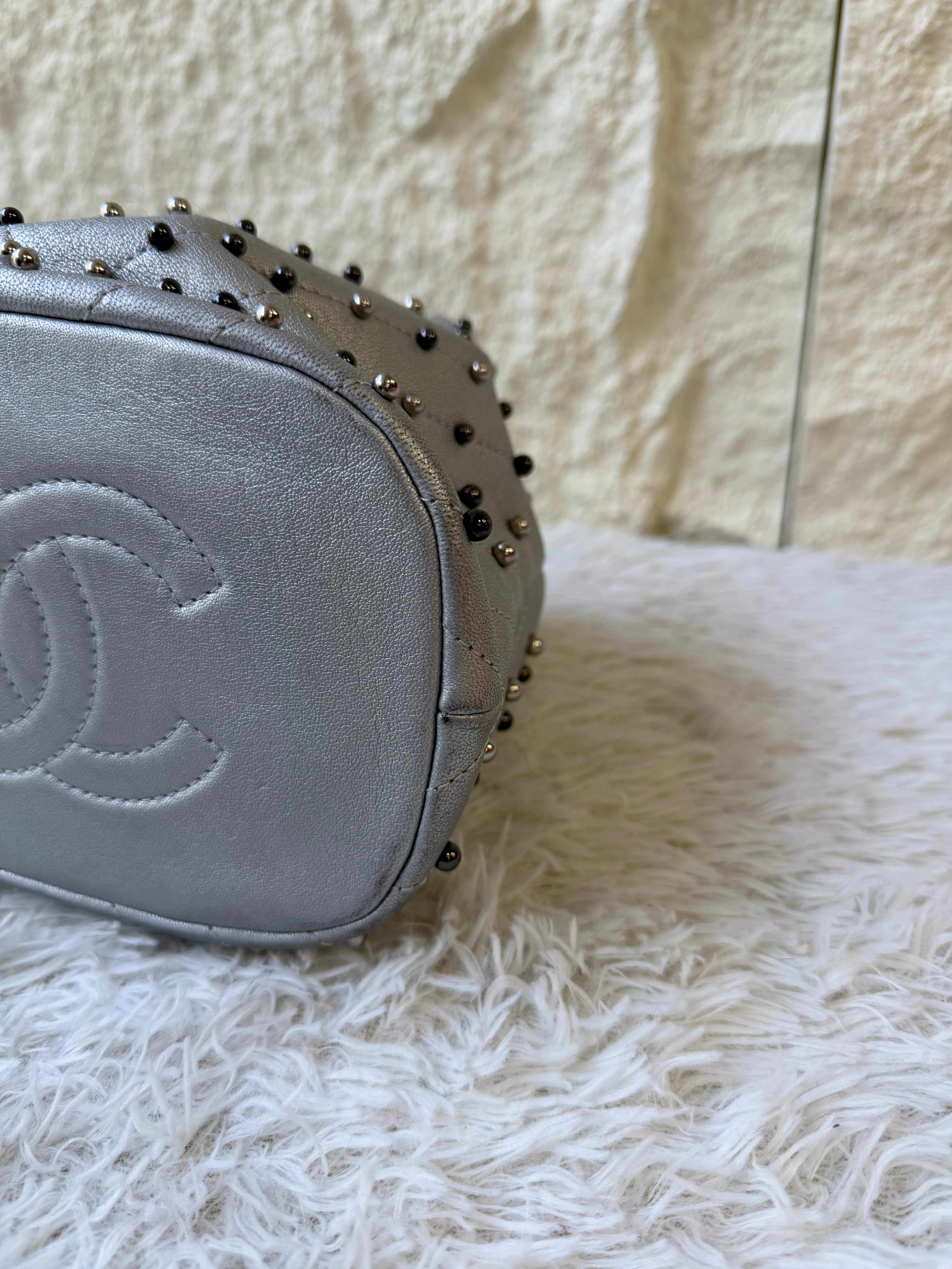 Borsa a Secchiello Chanel Metallic Lambskin Studded Chevron Quilted Small Stud Wars in Argento