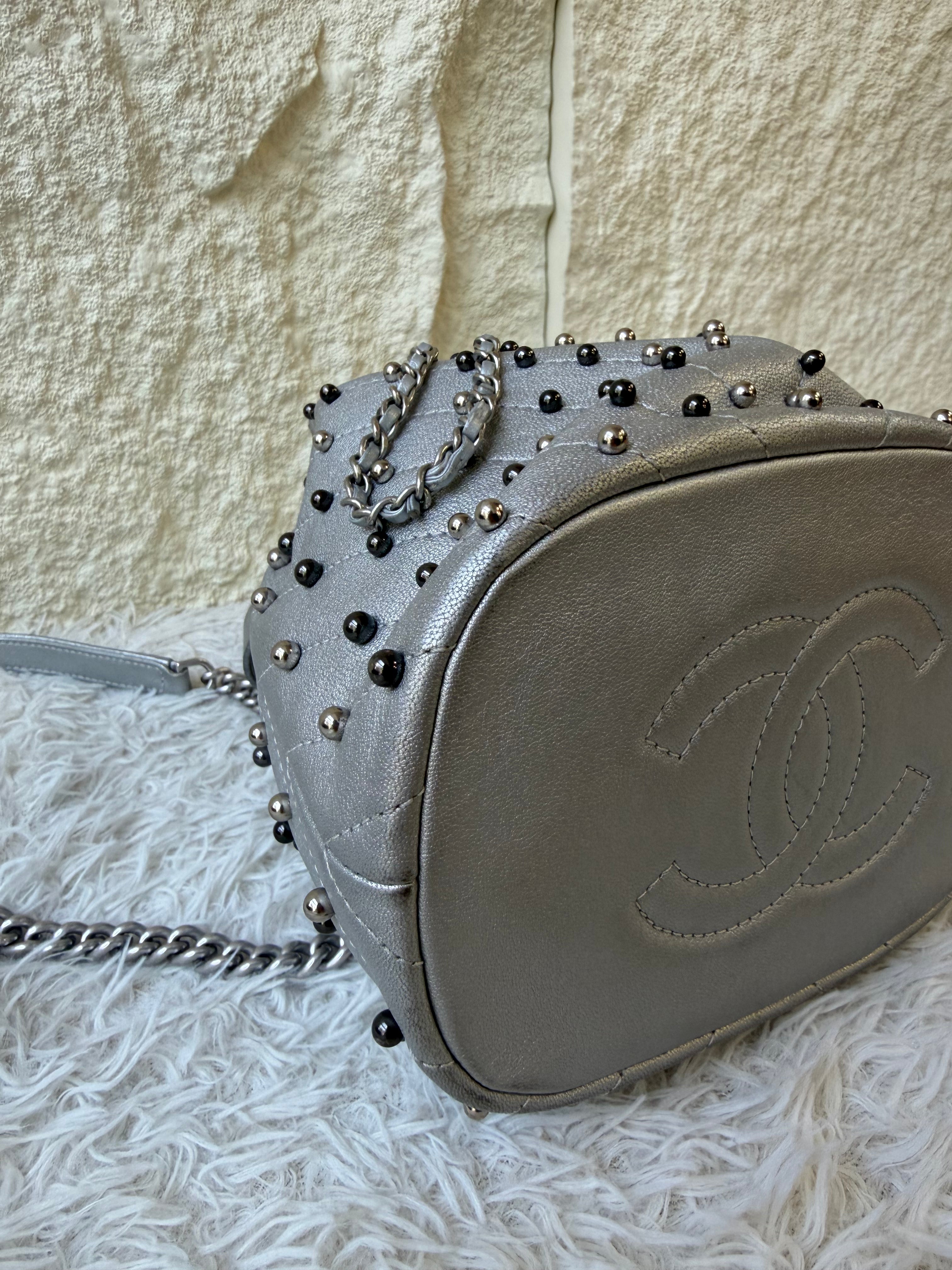 Borsa a Secchiello Chanel Metallic Lambskin Studded Chevron Quilted Small Stud Wars in Argento