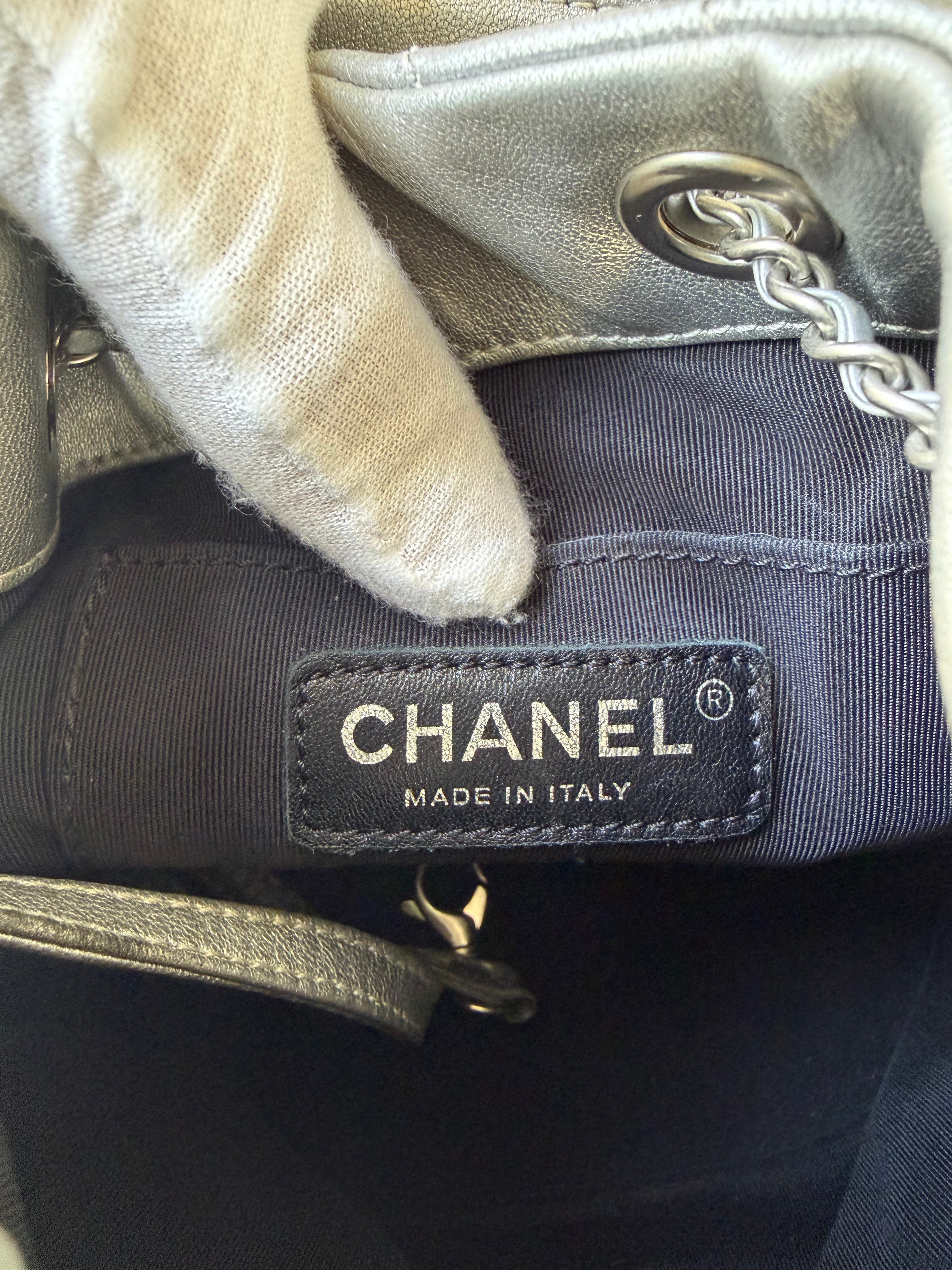 Borsa a Secchiello Chanel Metallic Lambskin Studded Chevron Quilted Small Stud Wars in Argento